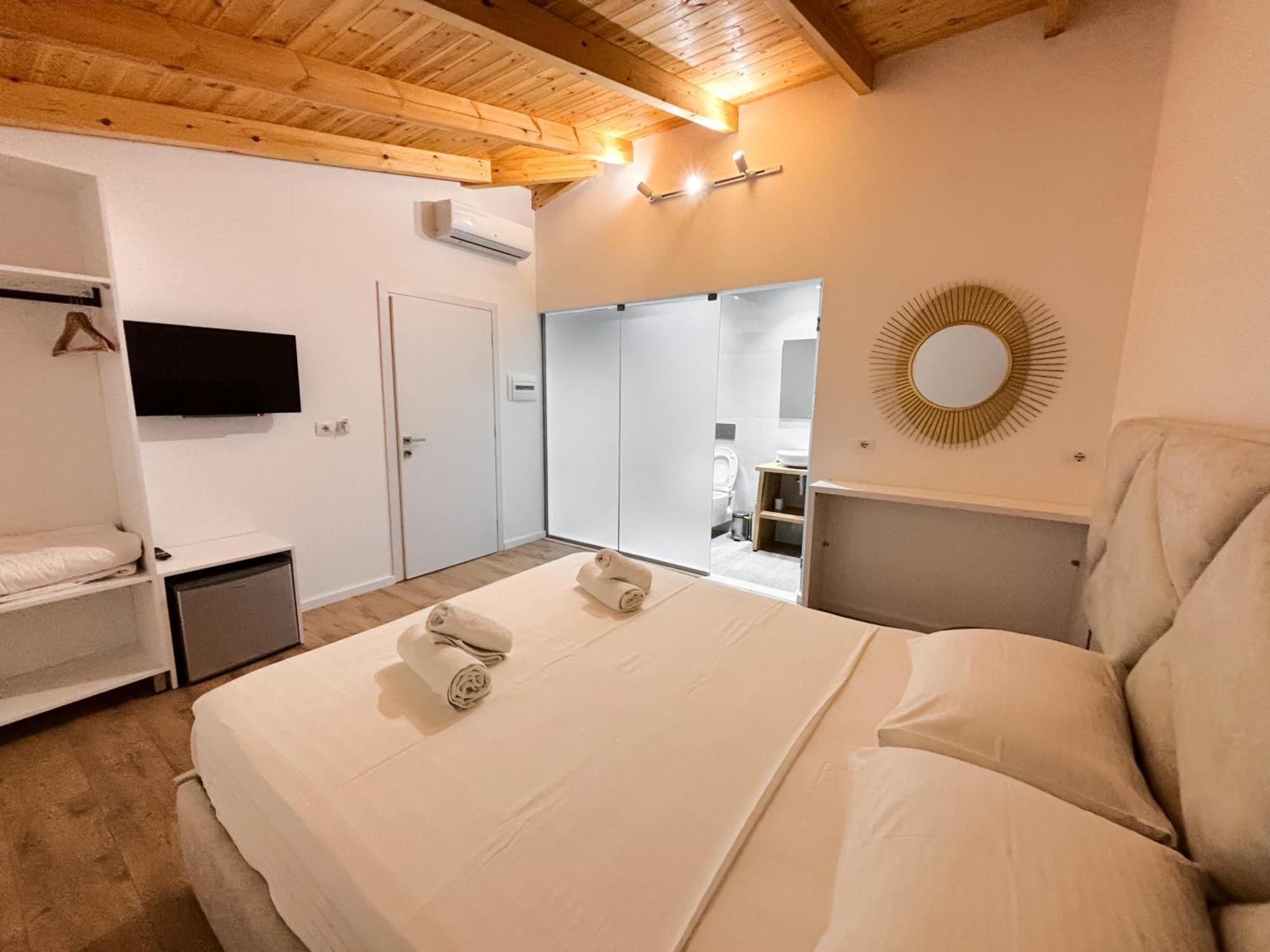 Hotel Andrea Sarande Exterior photo